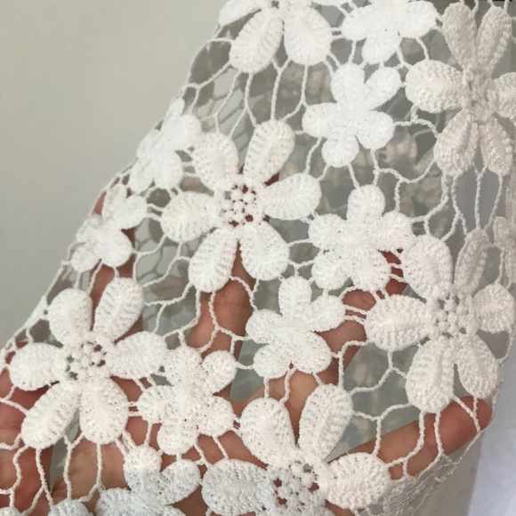 2/$25 Gap Floral Lace Shoulder Tee - Picture 4 of 7